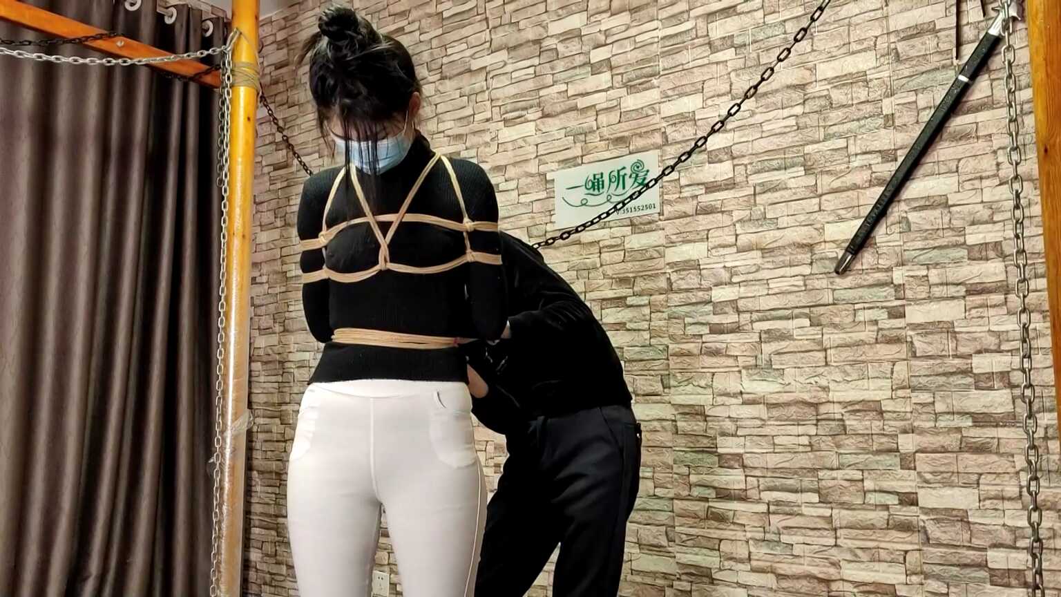 天逸影画，这个白色的裤子显得很瘦！